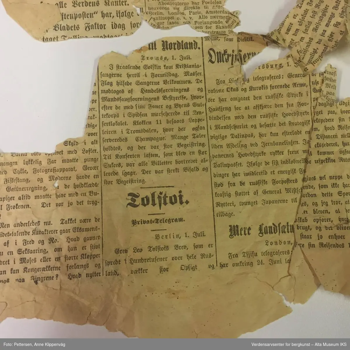 Form: Flere fragmenter fra samme avis, delvis satt m/gotisk skrift
