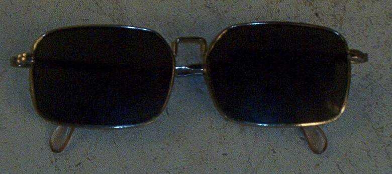 Solbriller med innfatning i sølvfarget lettmetall.
