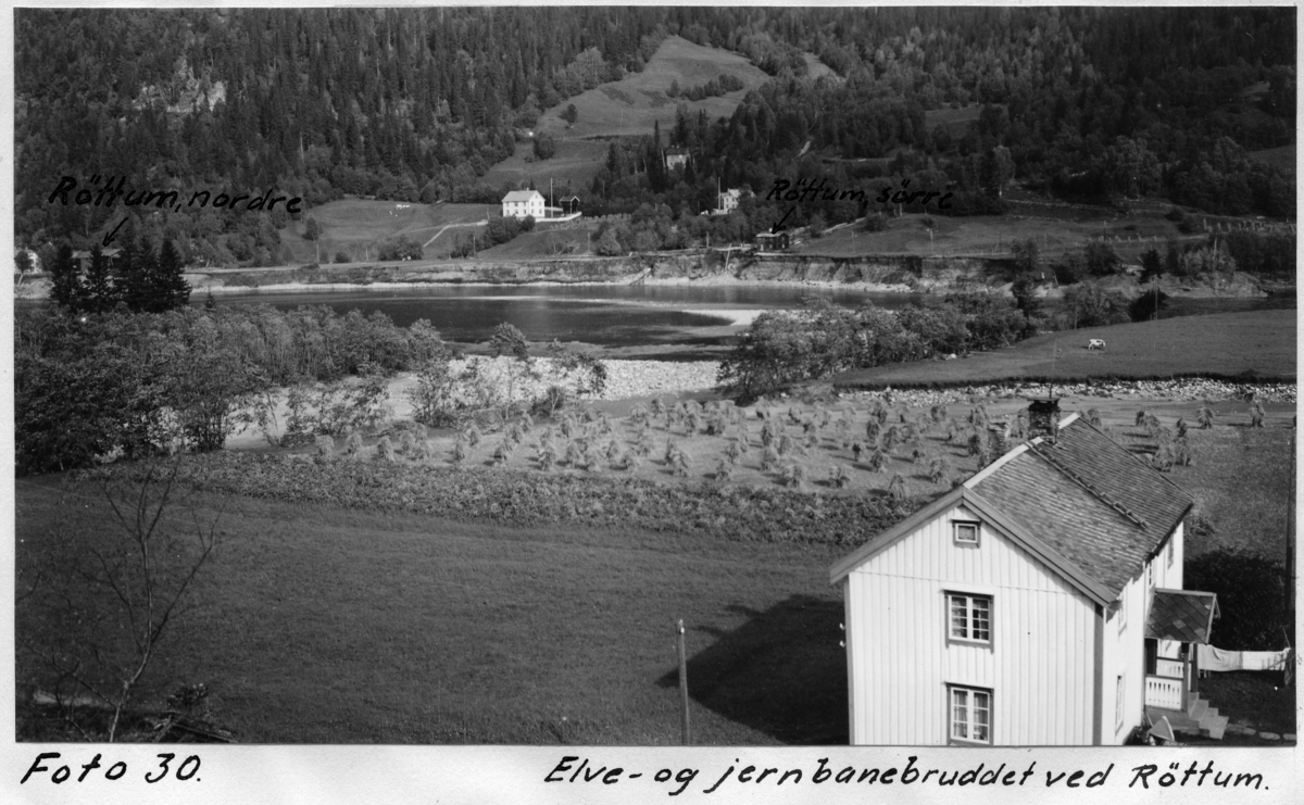 Elve- og jernbanebruddet ved Røttum...Flom Gaula (24.08.1940)