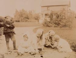 Fem barn leker i hagen, fra venstre: Mogens Christensen, Eva