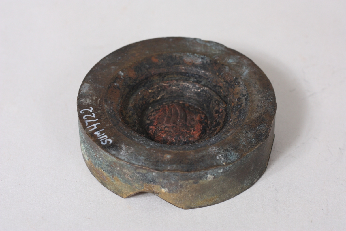 Form: Sylinder
Sjølve knappeforma har motiv av eit vikingskip og har ein diam. på 2,1 cm.