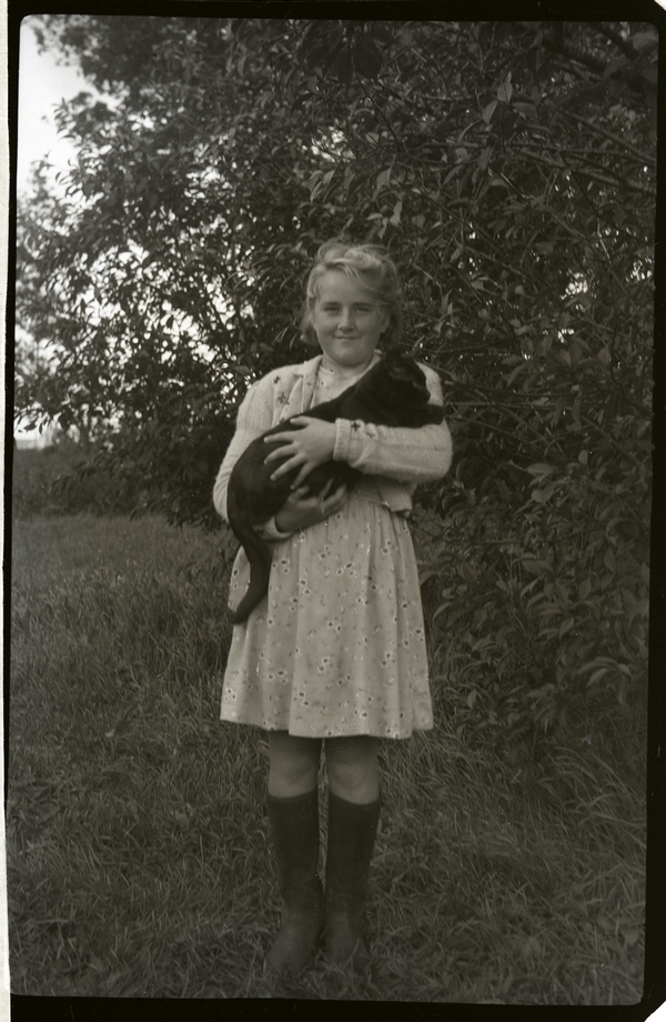 Berta netland g. Kalvik (1930 - 2000) med katten i armane.