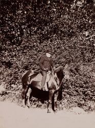 Haaken Christian Mathiesen til hest på Linderud Gård.