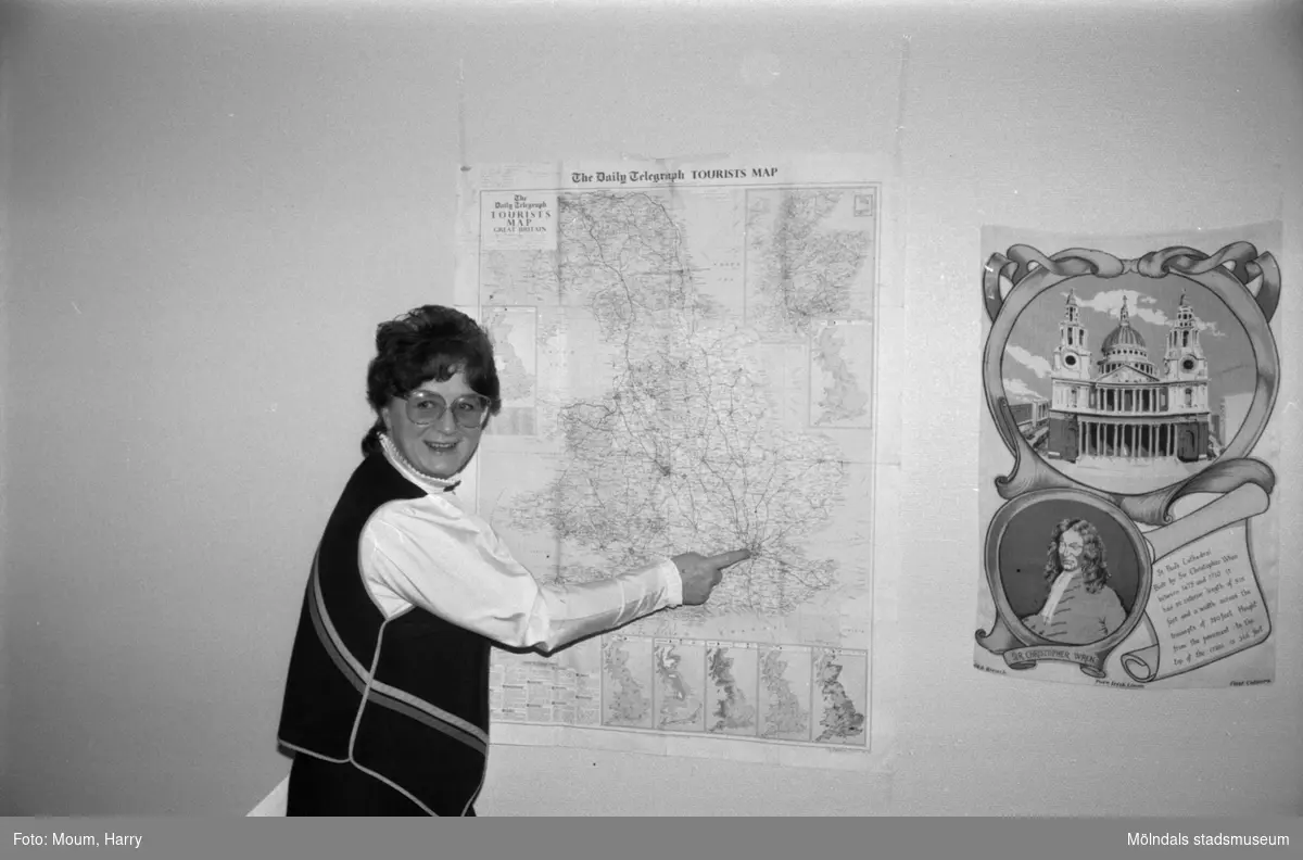 Körledare Eva Karlsson pekar ut London på en karta, år 1984.

För mer information om bilden se under tilläggsinformation.