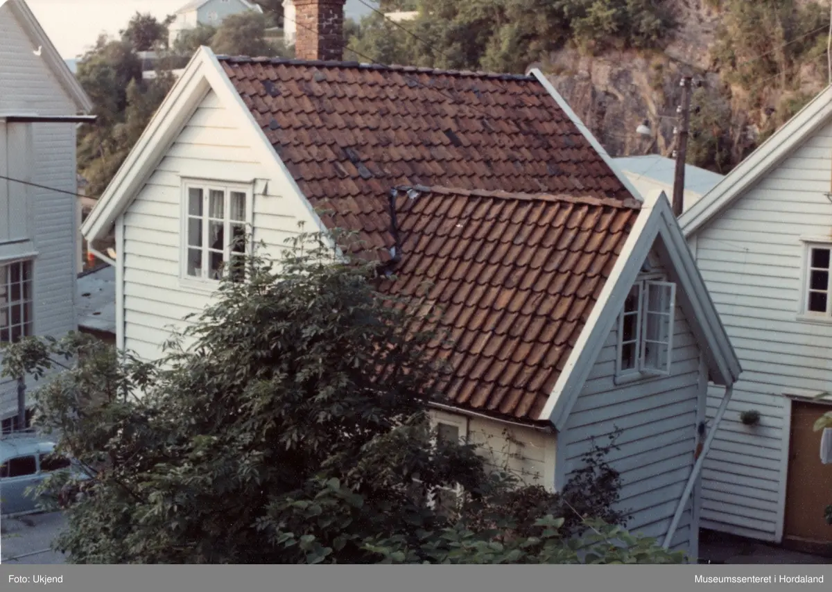 "Skåldalhuset", arbeidarbustad i Salhus, sett frå oppsida.