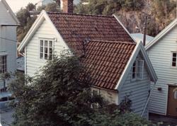 "Skåldalhuset", arbeidarbustad i Salhus, sett frå oppsida.