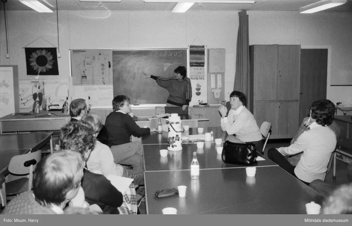 Kållereds Röda Kors arrangerar livräddningskurs i Hallenskolan, Kållered, år 1984.

För mer information om bilden se under tilläggsinformation.