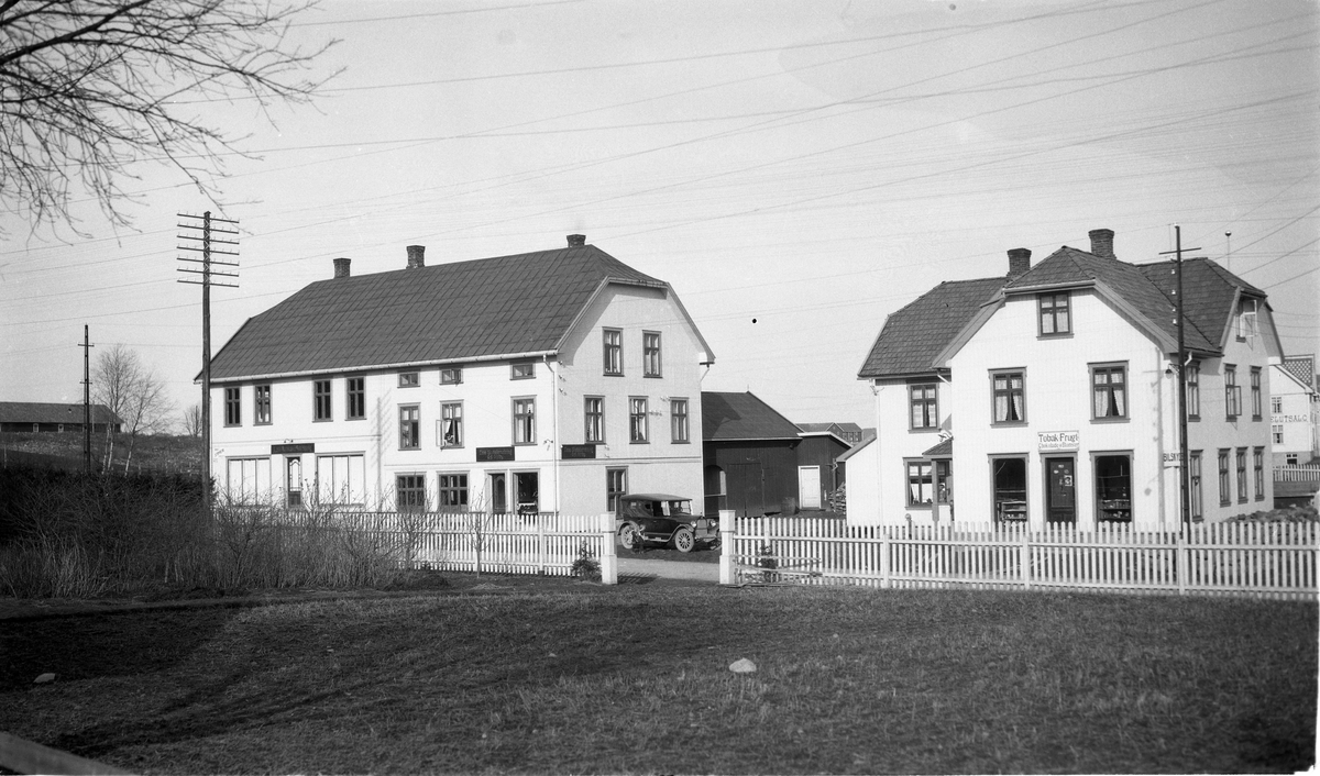 Lena sentrum, Østre Toten, 13.april 1925. Eiendommene Haug Nordre (til venstre) og Haug Søndre.