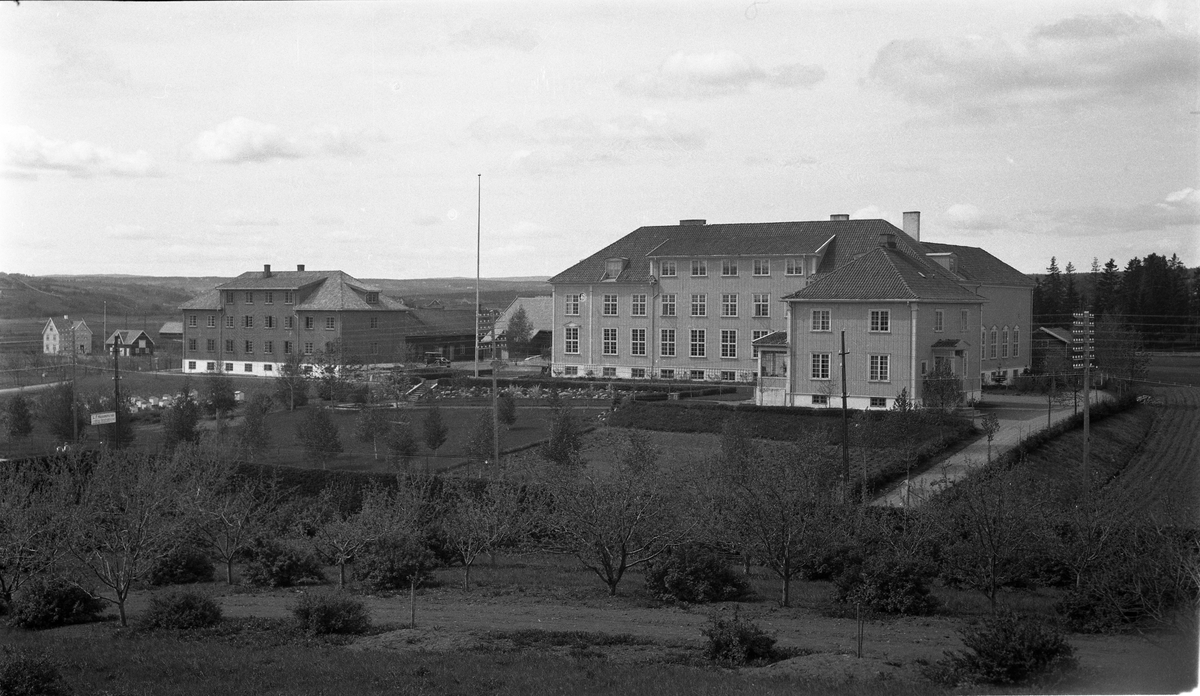 Oppland Småbruks- og Hagebrukskole (Valle), Lena, Ø.Toten ca. 1934-36.  Bygningen til venstre er den nye internatbygningen som ble oppført etter at det tidligere bygget ble revet 1933.
To bilder fra to ulike vinkler.