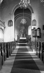 Hoff kirke i Østre Toten. Fem bilder hvorav tre er interiør-
