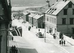 Parti fra gate 1 i Narvik med  Torvet i bakgrunnen. Huset ti