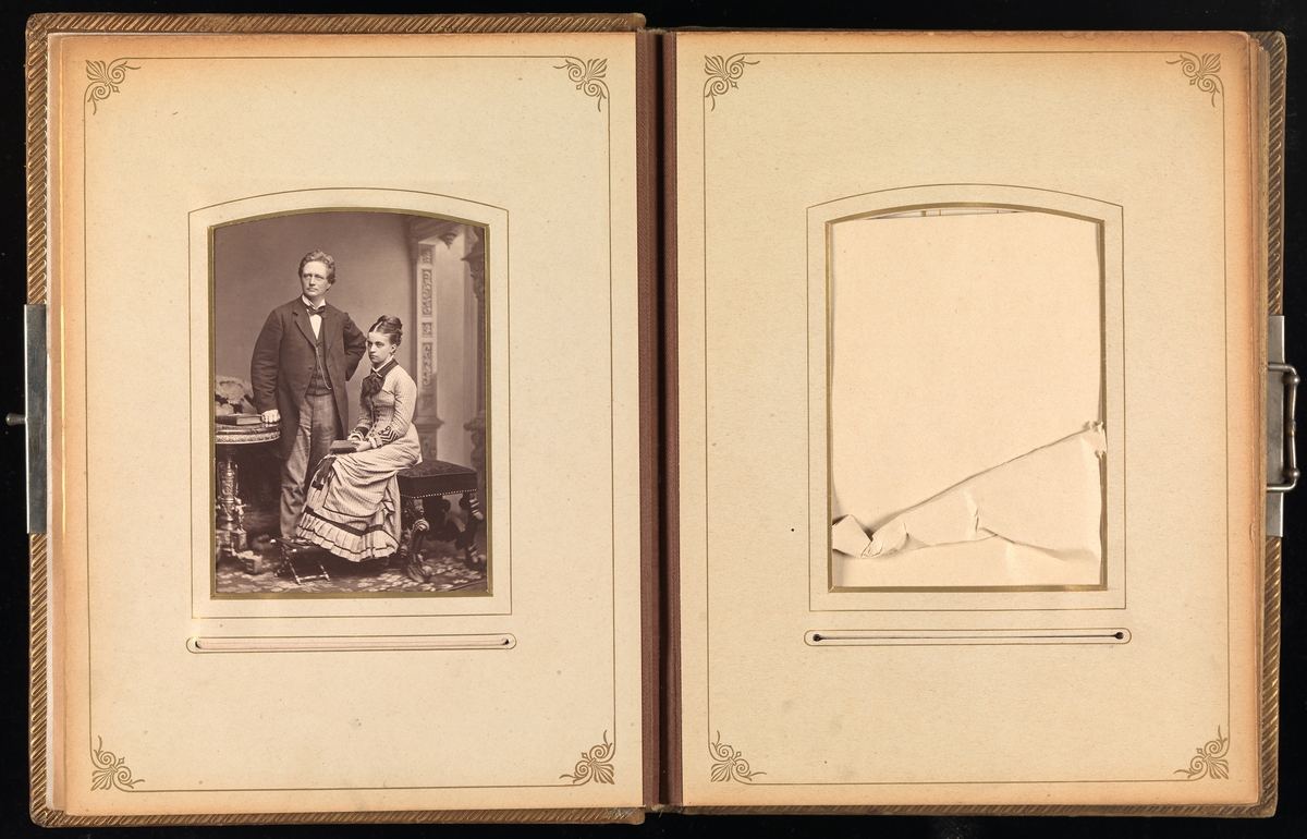 Tredje oppslag i cartes-de-visites-album. På venstre side et bilde av Hans Christian Christensen og Eva Christensen f. Mathiesen, på høyre side et tomt cabinet.