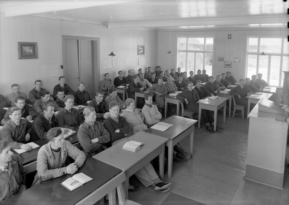 Elever i klasserom på Skjetlein jordbrukskole