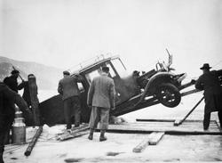 Repro: Bil gjennom isen på Mjøsa.