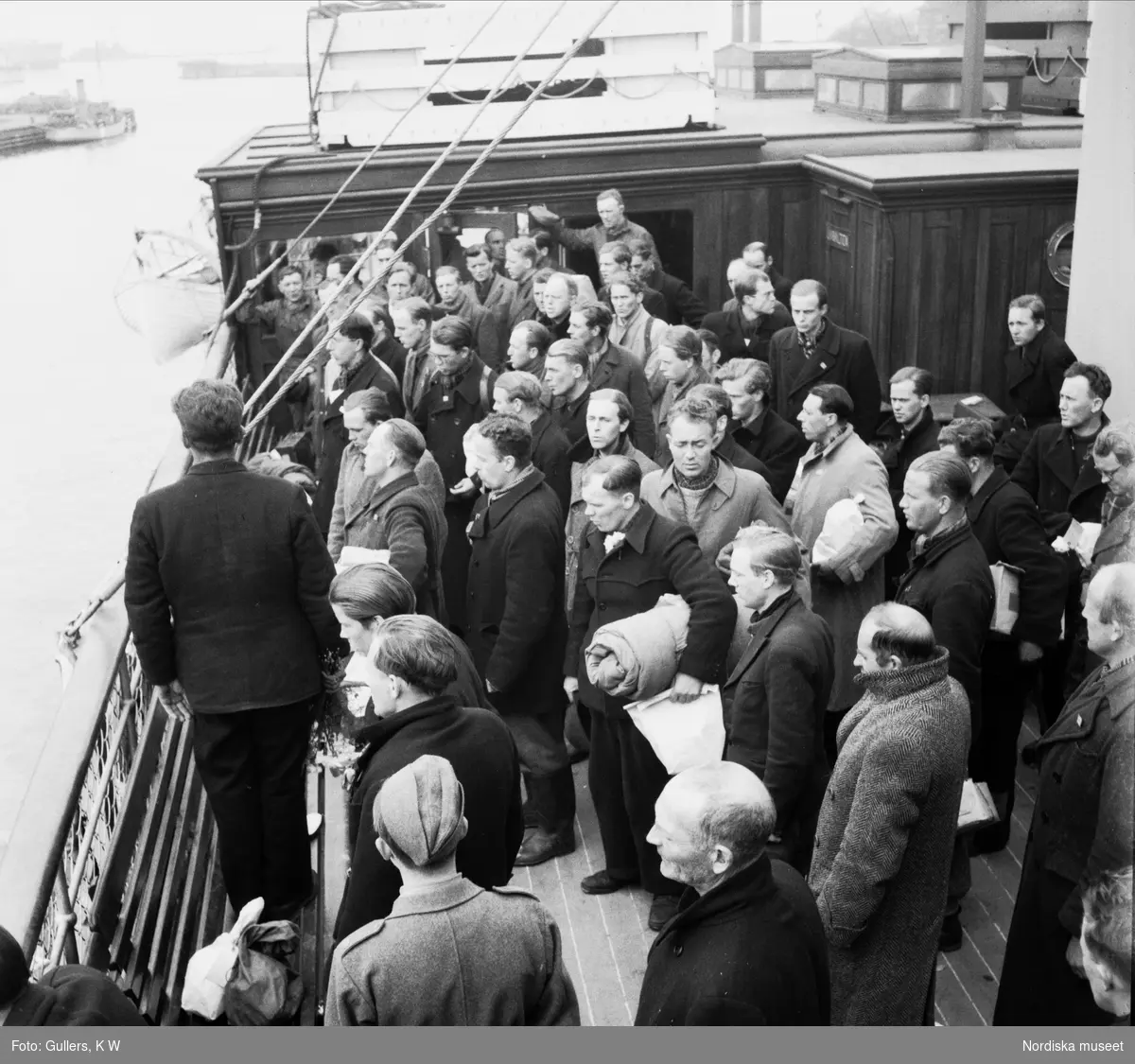 De vita bussarna. Befriade koncentrationslägerfångar och rödakorspersonal på färjan mellan Danmark och Sverige.