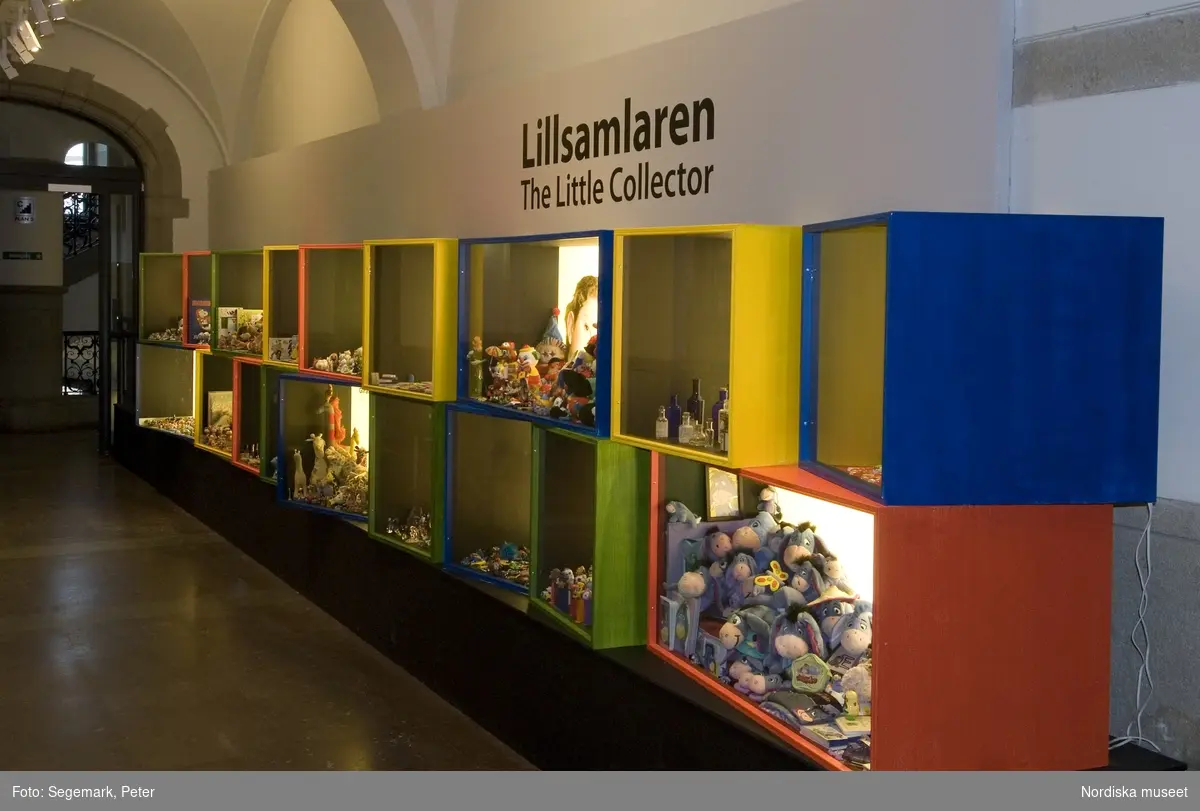 Nordiska museets utställning Lillsamlaren.
35 barn och ungdomar visar upp sina samlingar på museets tredje samlarutställning, Lillsamlaren. Den yngsta samlaren är 6 år och den äldsta 17.Utställningen pågick 23/9-07 - 13/1-08.