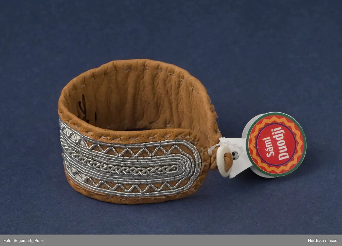 Armband i sameslöjd.  Ambandet har märkningen "Sámi duodji - sameslöjd" som gynnar samiska slöjdare som kollektiv. 
