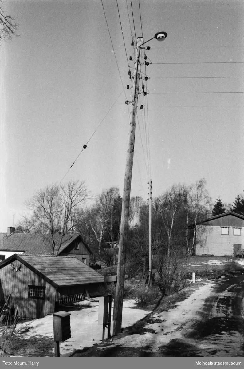 Yngeredsfors Kraft AB utför elarbeten vid Södra Kyrkvägen i Kållered, år 1984. "Det är ingen vacker syn med rader av elstolpar och trådar åt alla håll."

För mer information om bilden se under tilläggsinformation.