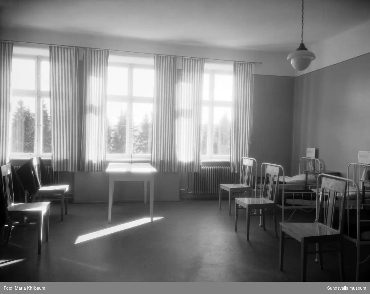 Interiörer (dagrum, sjuksalar och korridprer) från det nybyggda stenhuset vid Epidemisjukhuset efter Ludvigsbergsvägen (tidigare Epidemivägen) i Alliero.