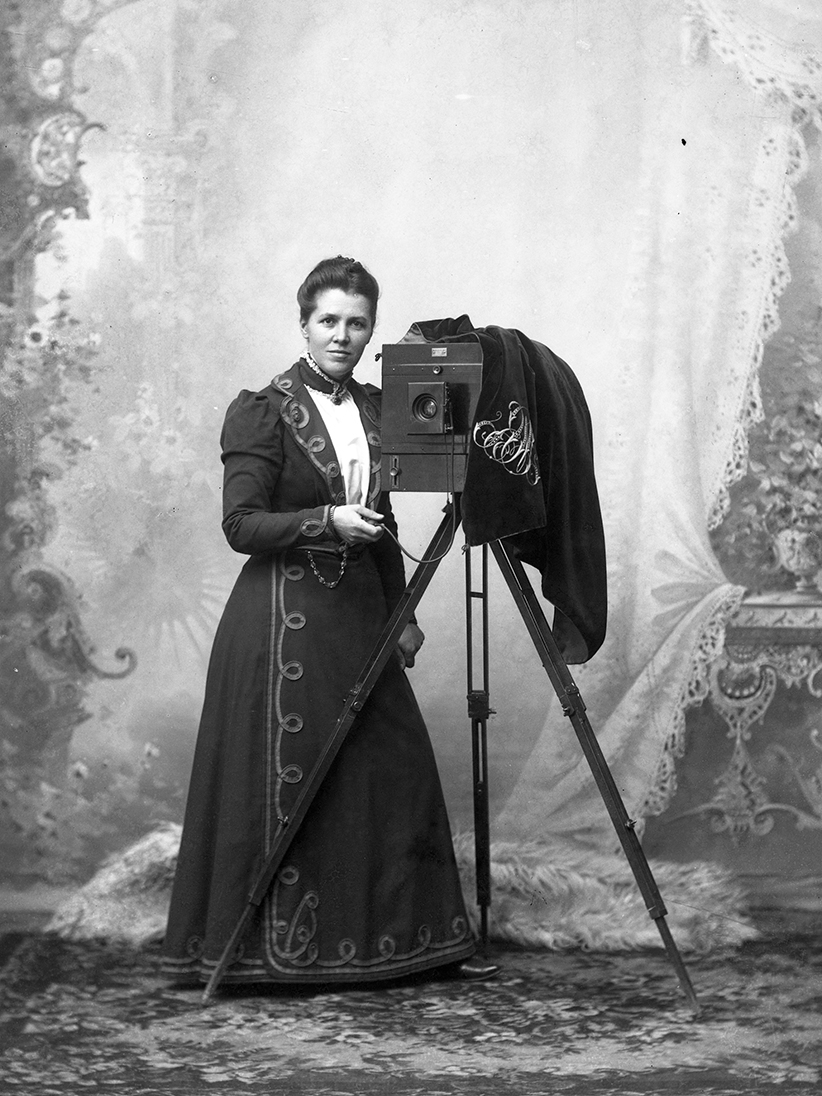 Porträtt av Mathilda Ranch 41 år gammal, 1901. Mathilda står vid en kamera.