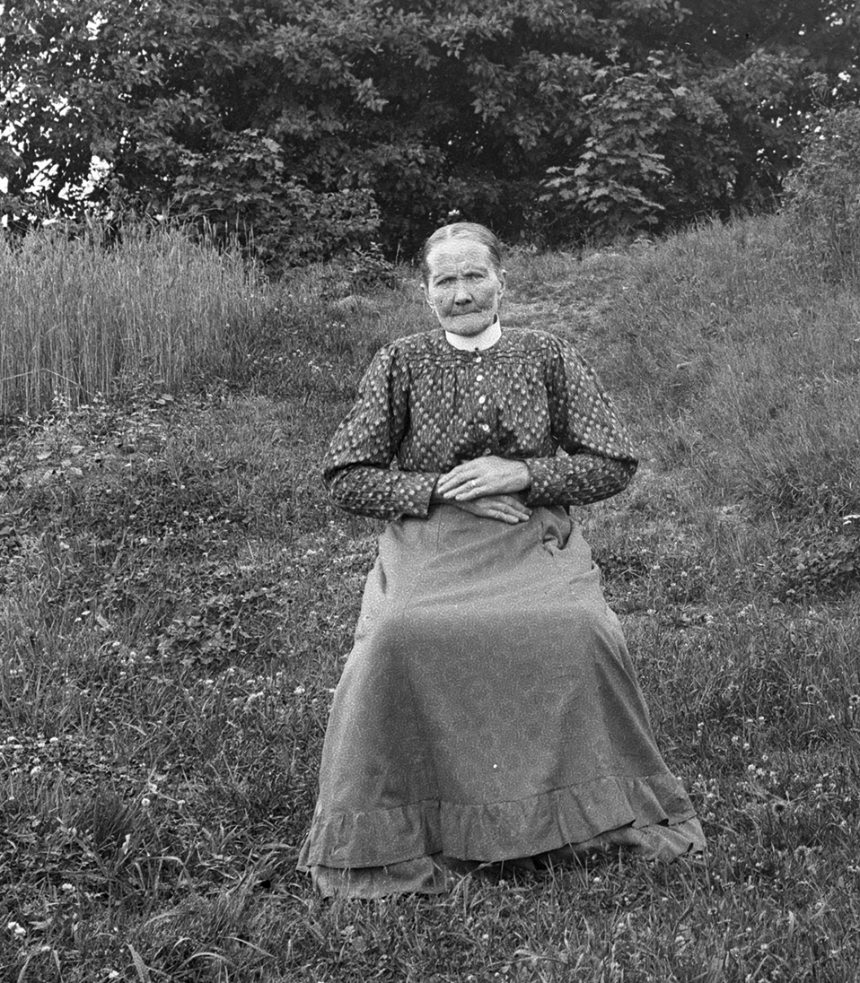 Porträtt av kvinna fotograferad utomhus.