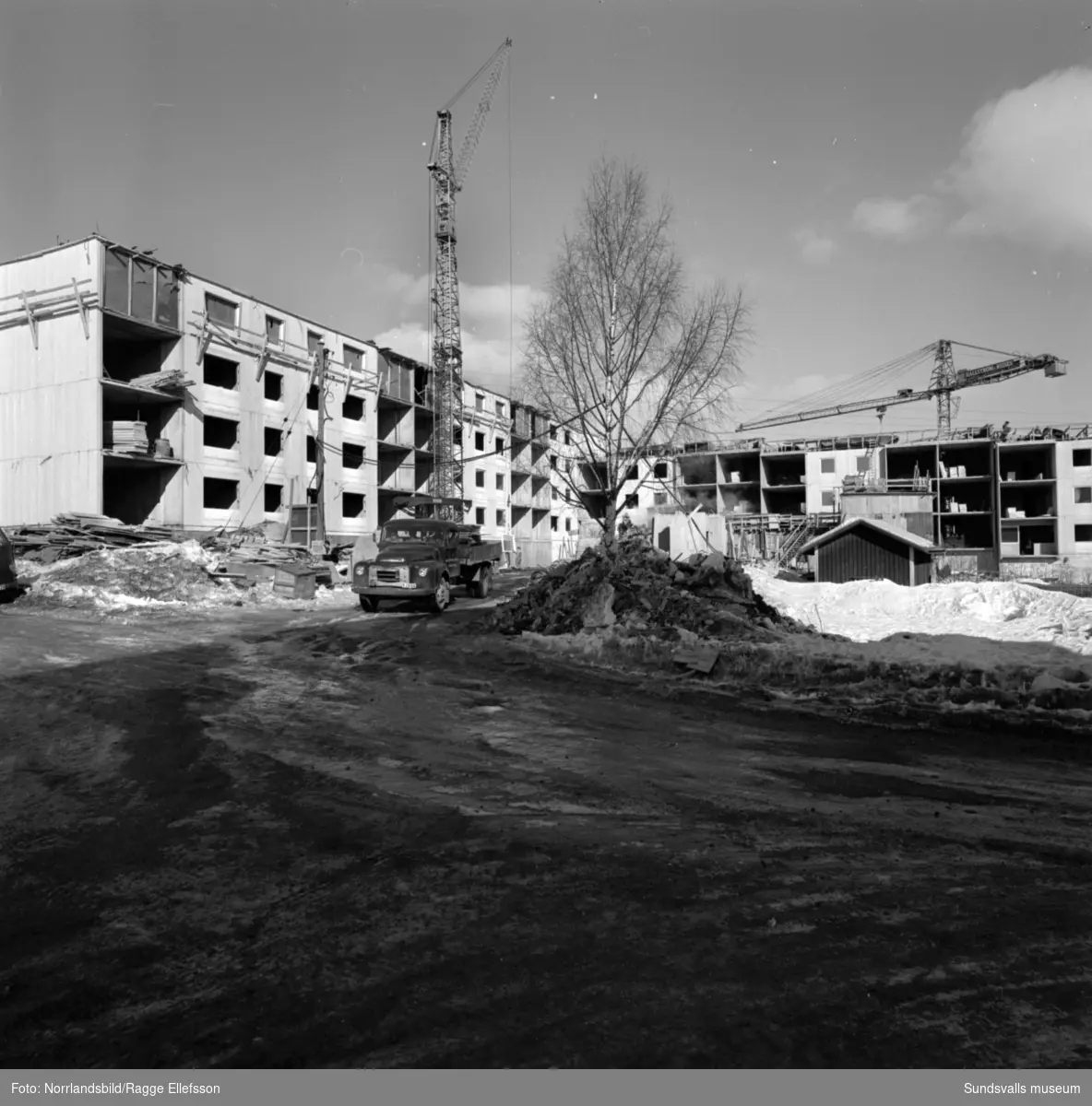 Pågående byggen av flerfamiljshus vid Skogsvägen 8, Köpmangatan 25 och Köpmangatan 20 i centrala Timrå.