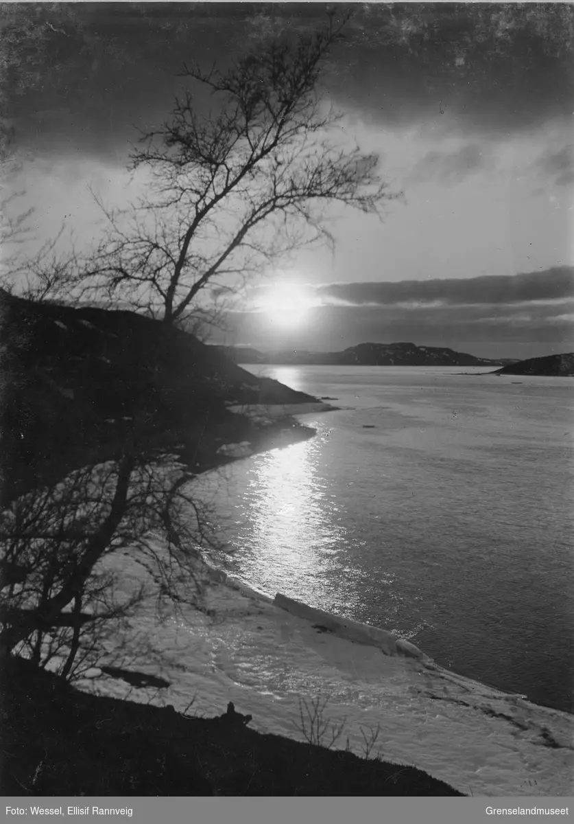 Midnattsol over Bøkfjorden, sett fra Soldatbukta 9. juni 1902