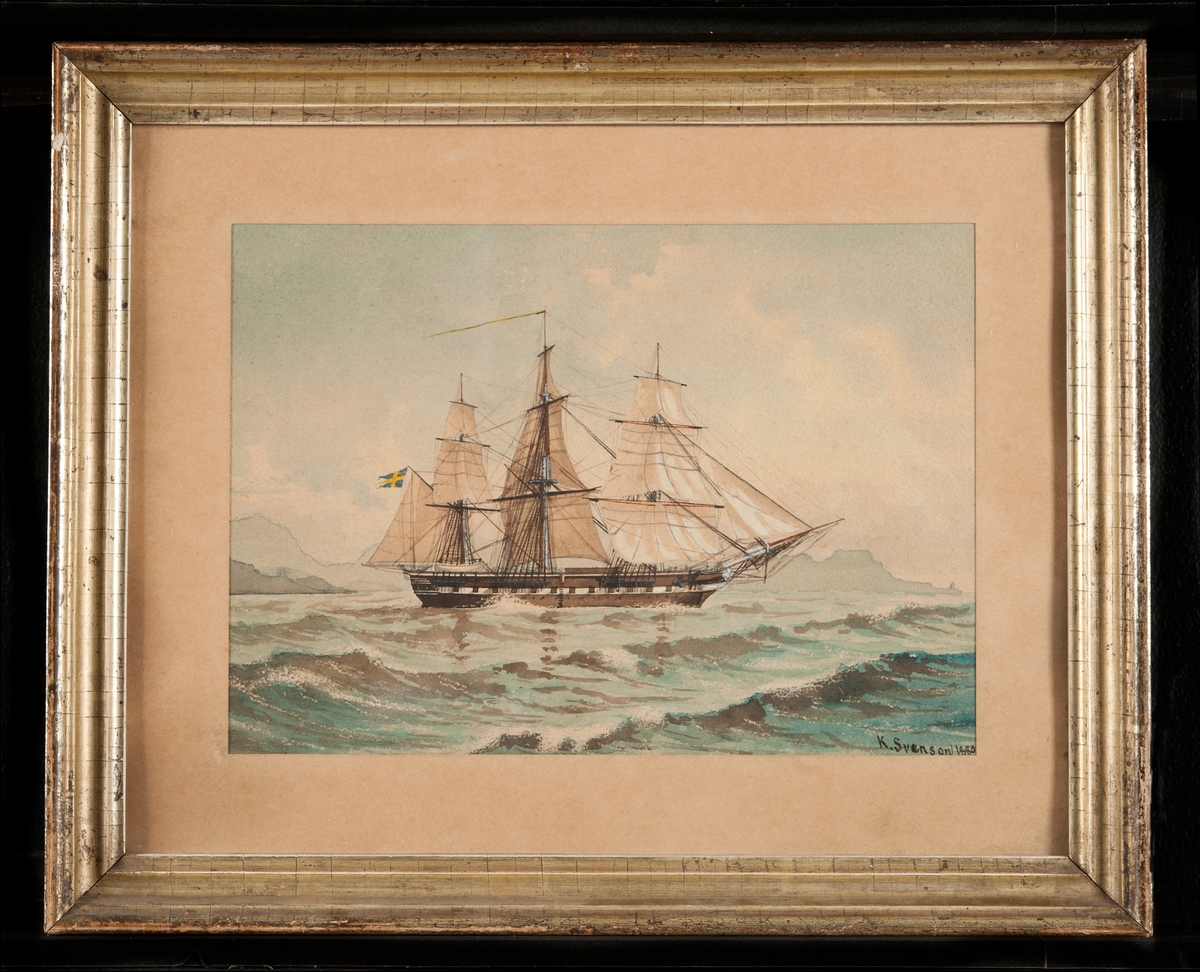 Fregatten af CHAPMAN II, sjösatt 1830. Sedd mot styrbordssidan. Samtliga segel satta. Från bomstocken blåser svenska flaggan med unionsmärket. På stortoppen blåser en blågul vimpel. I bakgrunden kustlinje.