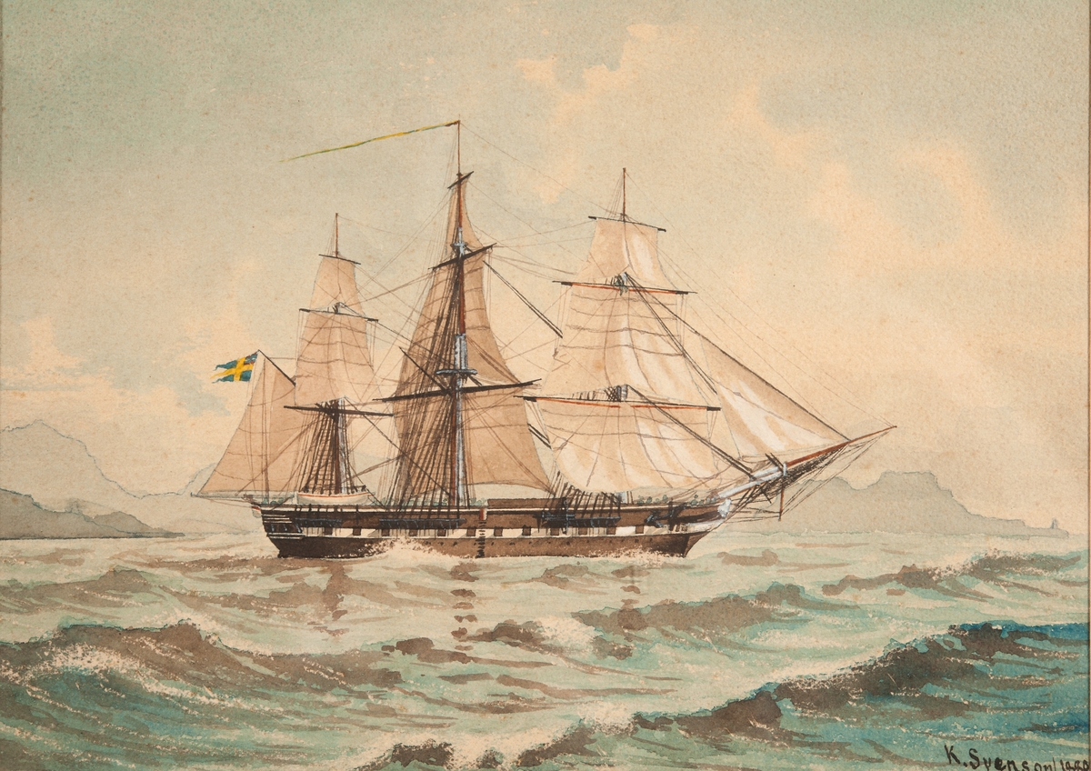 Fregatten af CHAPMAN II, sjösatt 1830. Sedd mot styrbordssidan. Samtliga segel satta. Från bomstocken blåser svenska flaggan med unionsmärket. På stortoppen blåser en blågul vimpel. I bakgrunden kustlinje.