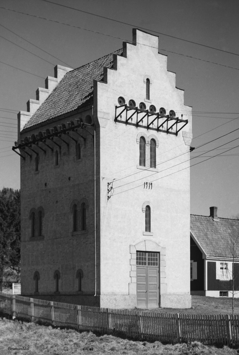 Brumunddal transformatorstasjon, "Sekundærstasjonen" 1919. Hamar Vang og Furnes kommunale kraftselskap.