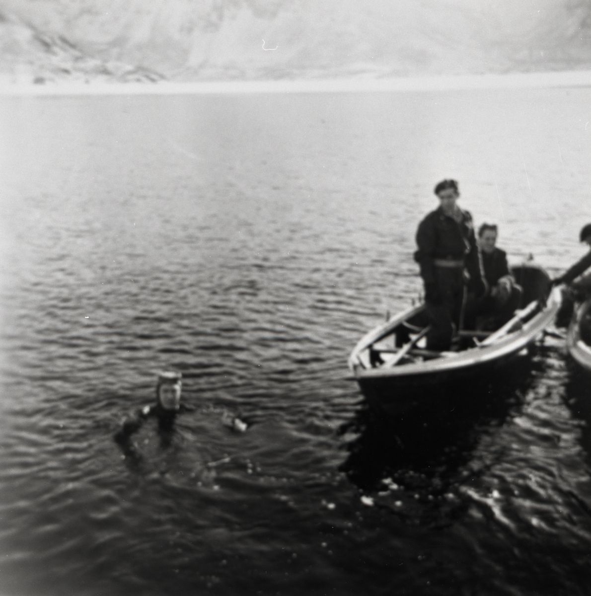 Leting etter folk som var tatt av snøskredet på Øverland i Sigerfjord i Sortland 1956.