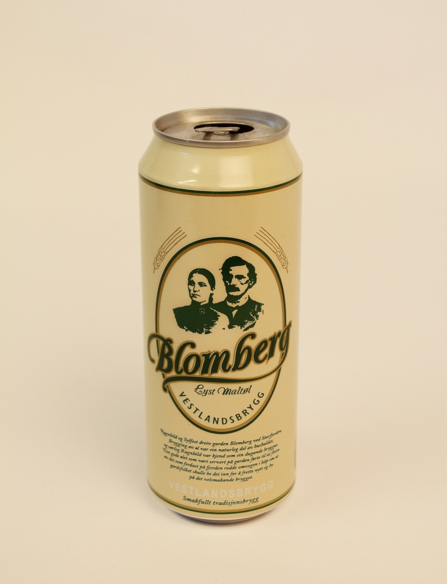 0,5 liters ølboks i aluminium for øl-typen Blomberg frå Vestlandsbrygg. Teksten på boksen er skriven på nynorsk.
