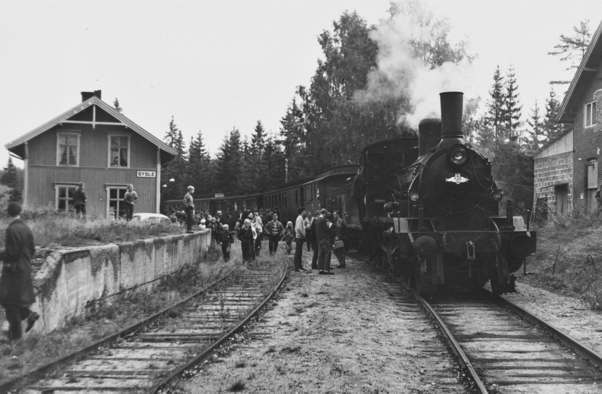 A/L Hølandsbanens veterantog til Krøderen har ankommet Sysle stasjon. Toget trekkes av damplokomotiv 18c 245.