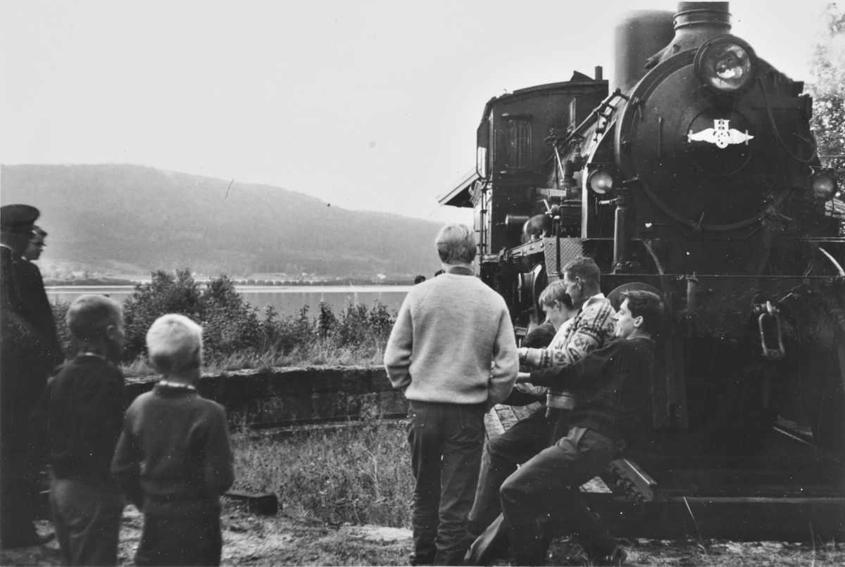 A/L Hølandsbanens veterantog har ankommet Krøderen stasjon, og damplokomotiv 18c 245 snus på svingskiven.