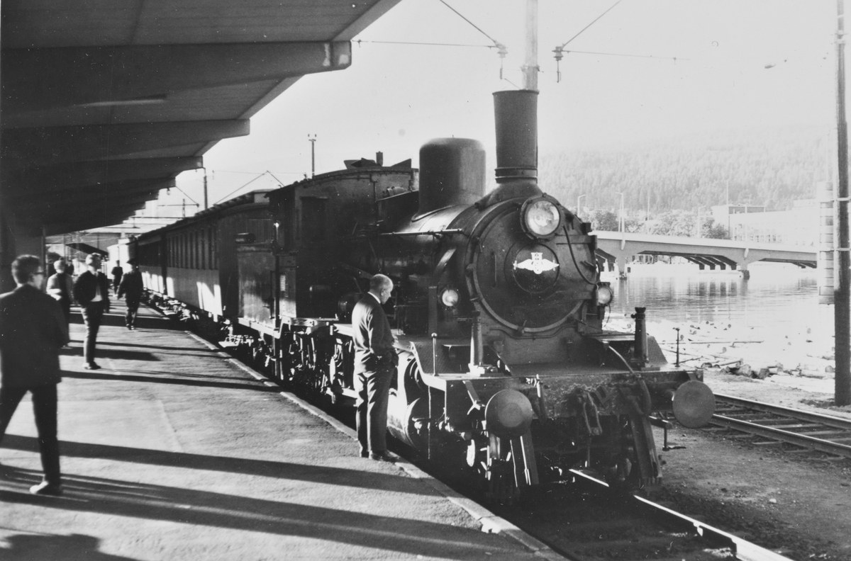 A/L Hølandsbanens veterantog fra Krøderen har ankommet Drammen stasjon. Toget trekkes av damplokomotiv 18c 245.