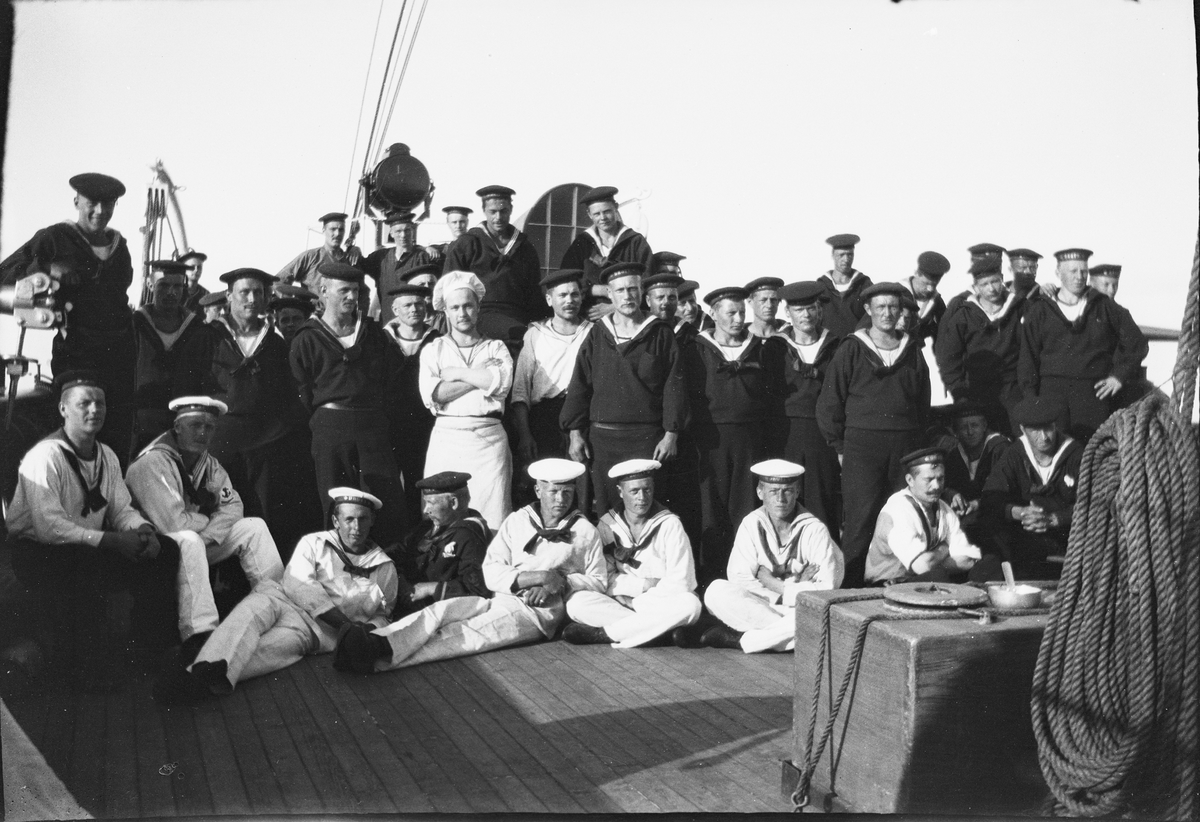 Drottning Victorias bilder. Hela besättningen på HMS Drott.