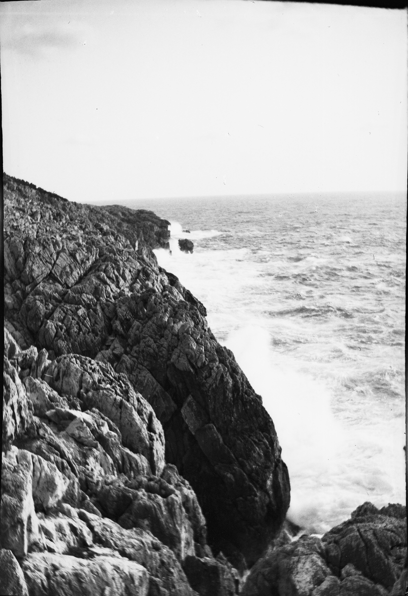 Drottning Victorias bilder. En klippvägg mot havet. Troligen Capri.