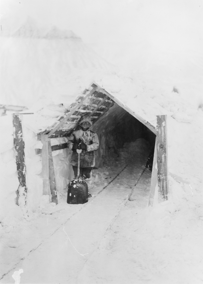 Sveagruvan. Snötunnel för transportbanan till gruvan okt. 1918. Spetsbergen.