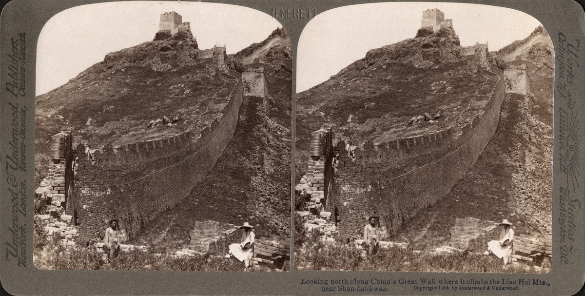 Stereobild av två män vid Kinesiska muren vid Shan-hai-kwan.