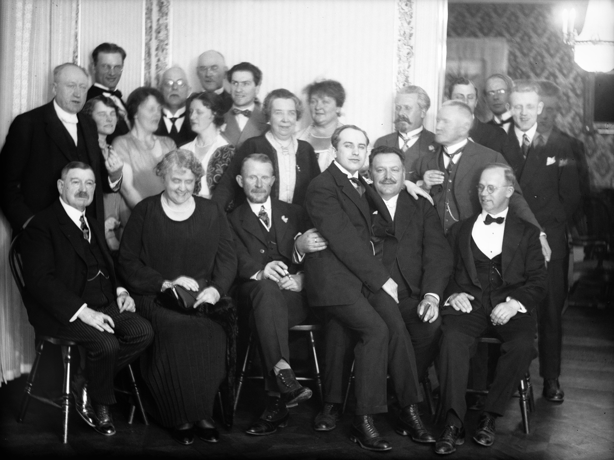 Grupporträtt, Fotografiska Föreningen. Medlemmar i fotografiska föreningen? Helmer Bäckström sittande i knät längst fram. John Hertzberg stående i mitten längst till vänster.