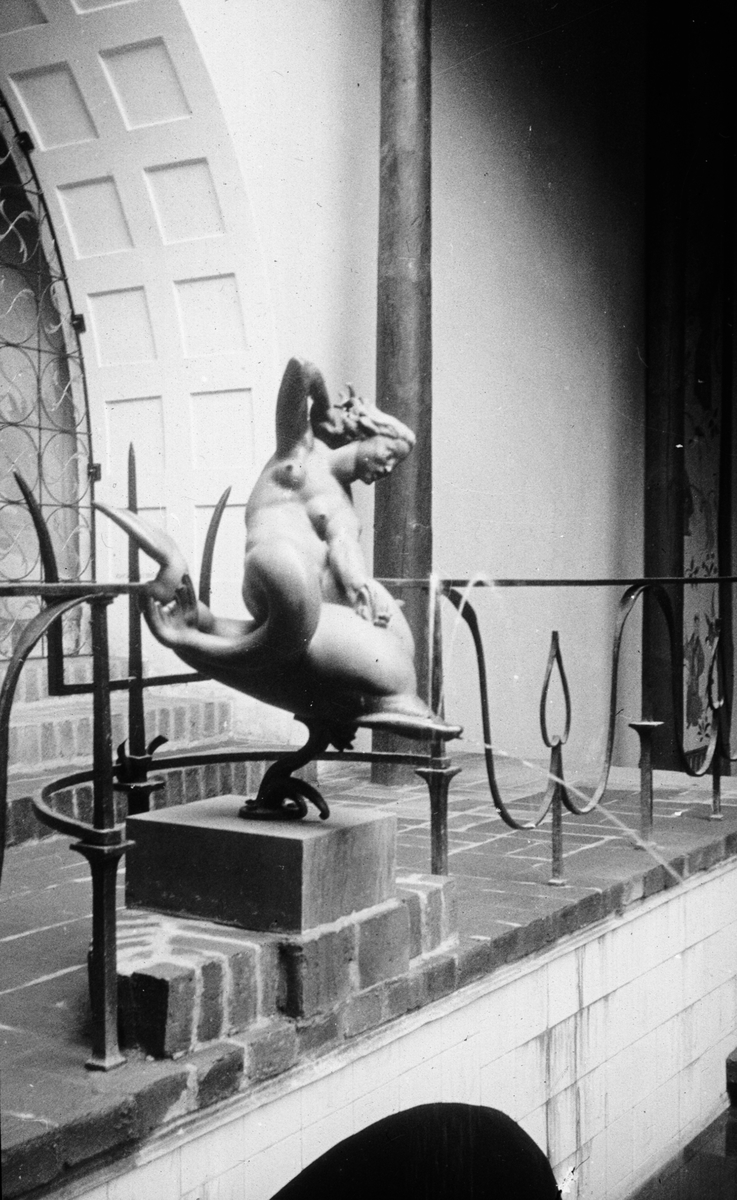 Skioptikonbild med motiv från Göteborgsutställningen 1923.
Skulptur/ fontän. Kvinna ridande på delfin.
