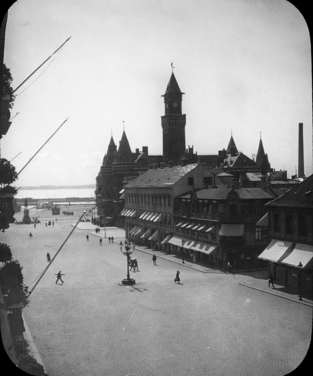 Skioptikonbild med motiv av rådhuset i Helsingborg.
Bilden har förvarats i kartong märkt: Helsingborg 8. 1908.