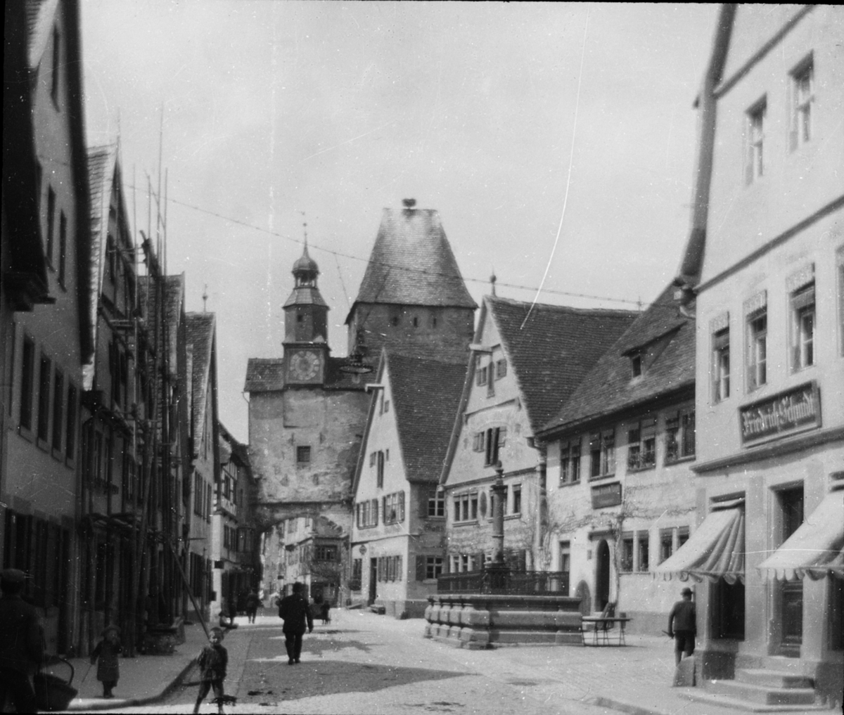 Skioptikonbild med motiv från Rothenburg. Torn i stadsmuren.
Bilden har förvarats i kartong märkt: Rothenburg I. 1901.