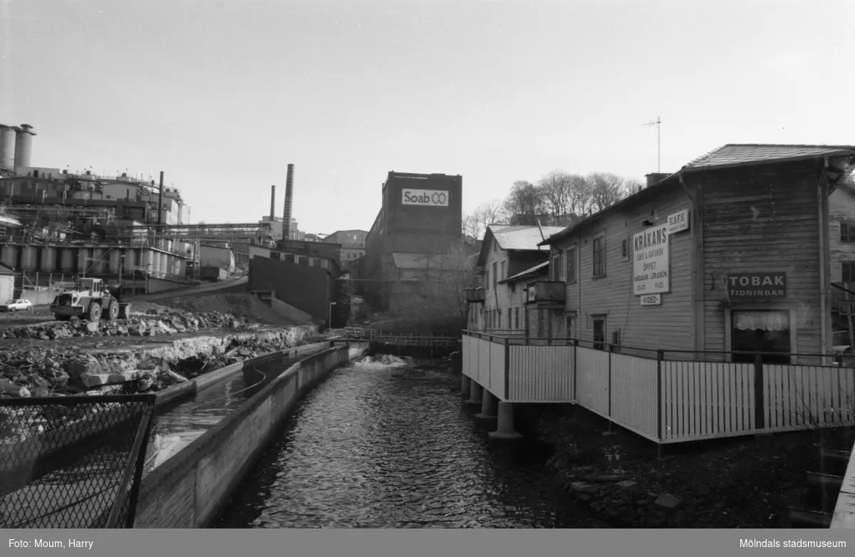 Kvarnbyfallet sett från Forsebron i Mölndal, år 1984. Till vänster ses fabrikbyggnader tillhörande Soab, i mitten Stora Götafors och till höger Götaforsliden 1-5.

Fotografi taget av Harry Moum, HUM, Mölndals-Posten, vecka 12, år 1984.