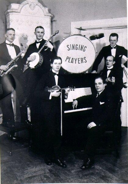 Dansband. Falköpingsorkestern "Singing Players" på K3:s Officersmäss i Skövde omkring 1930. Från vänster: Johannes Andersson, Alvar "Putte" Sandberg, Lars Halldén, Gösta Olsson, H. Kullberg och Gösta Alexandersson.
