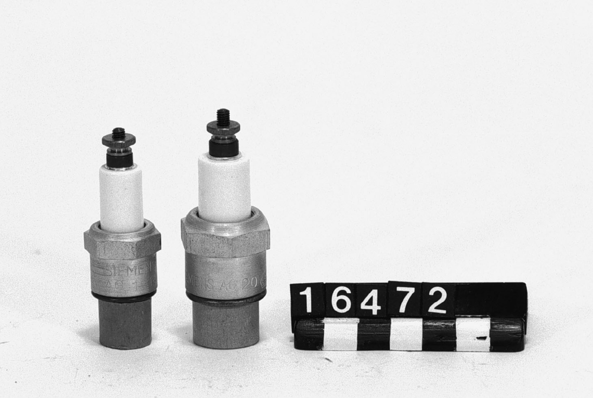 Två tändstift för förbränningsmotorer. Storlekar "AG 20" och AG 1-14". I originalförpackning. Mått AG 1-14: längd: 60 mm, diameter: 23 mm.