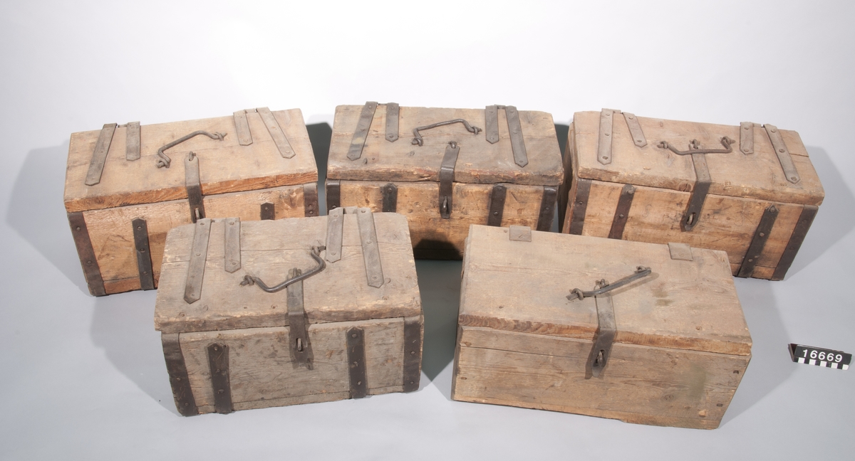 Åtta lådor av trä för järnmalmsprov, med beslag av bandjärn.
