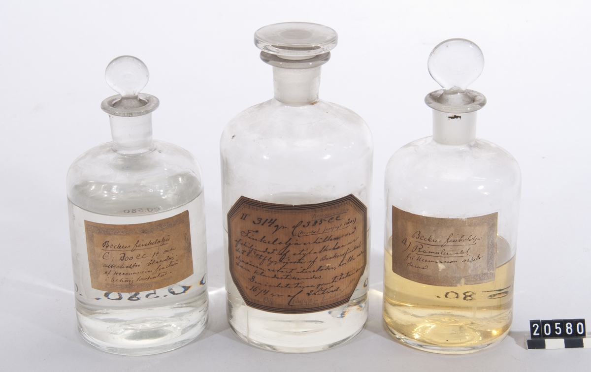 Tre prov på Beckers finkelolja. I flaskor av glas med etiketter.