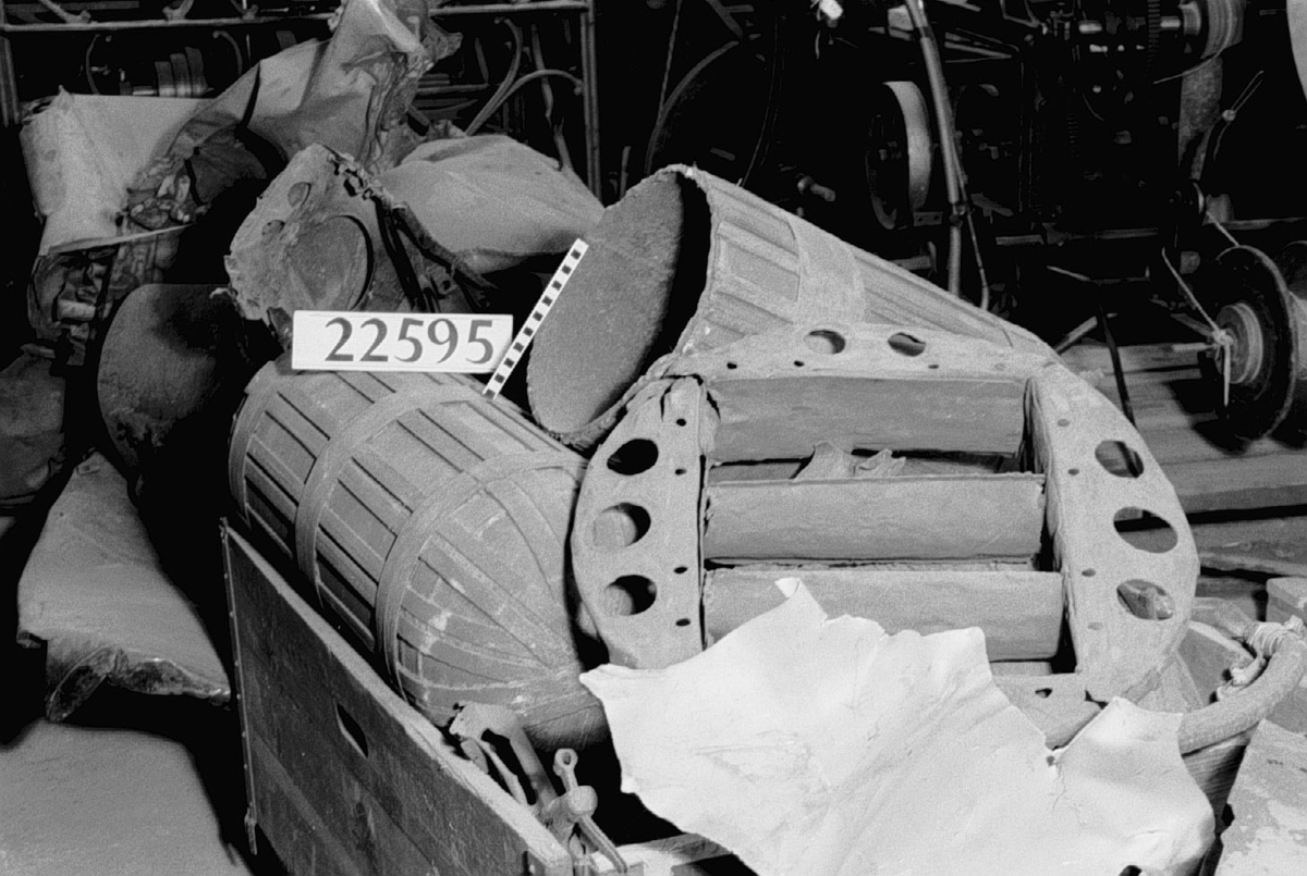 Delar av V1:or. Från tre eller fyra bomber av totalt sex som landade i Sverige mot slutet av andra världskriget. Arton mindre och större delar skrot numrerade TM22595:1-18. Autopilot-apparat till dito: TM23394. Pulsmotor: TM32483 Komplett bomb: TM23000. Spränglast omkring 1 ton (1000 kg).