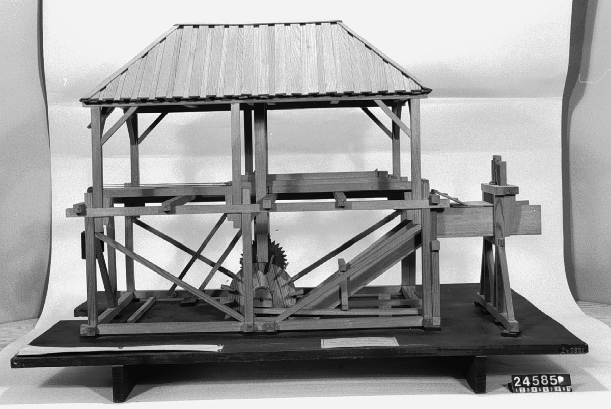 Skalmodell av vattenhjulsdrivet sågverk.